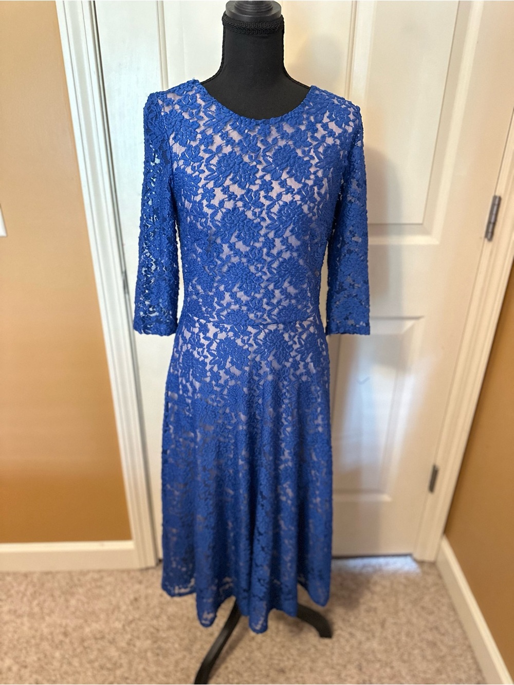 Royal Blue Lace Midi Dress with Three-Quarter Sleeves